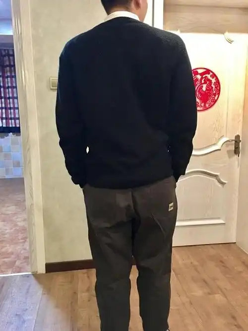 180cm,160斤,肩宽49cm,穿2xl号正合适,陪白衬衫效果也不错,就是静电有