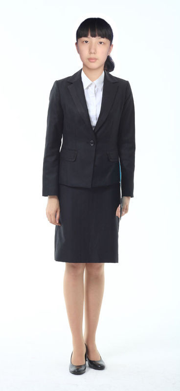 高手帮忙ps成正装半身照!谢谢