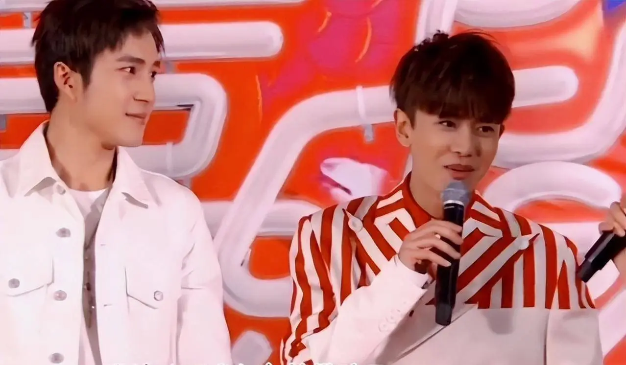 在任嘉伦参加拍戏和综艺节目时,他也会与其他女演员保持适当距离