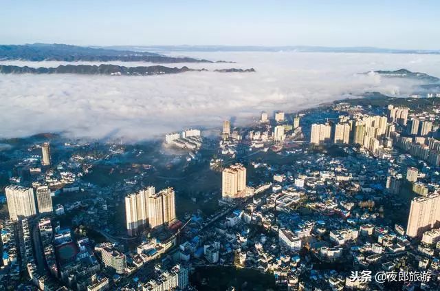 11月8日清晨,贵州大方县城云雾缭绕初冬时节,山城的贵州省大方县城