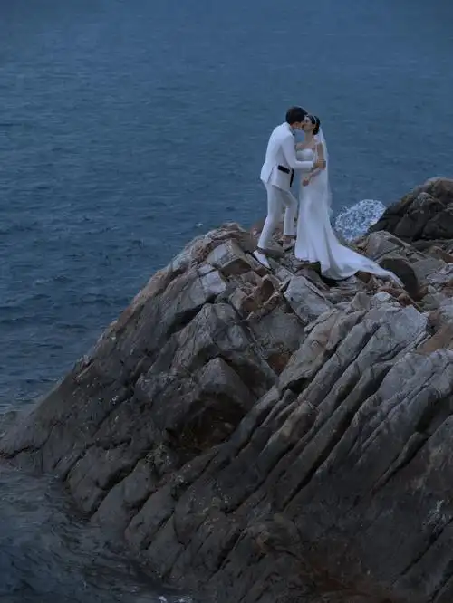 海边礁石婚纱照这样拍才好看三亚婚纱照