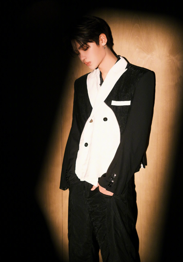 黄明昊黑白撞色西装,聚焦立体俊逸五官,光影交织氛围感拉满