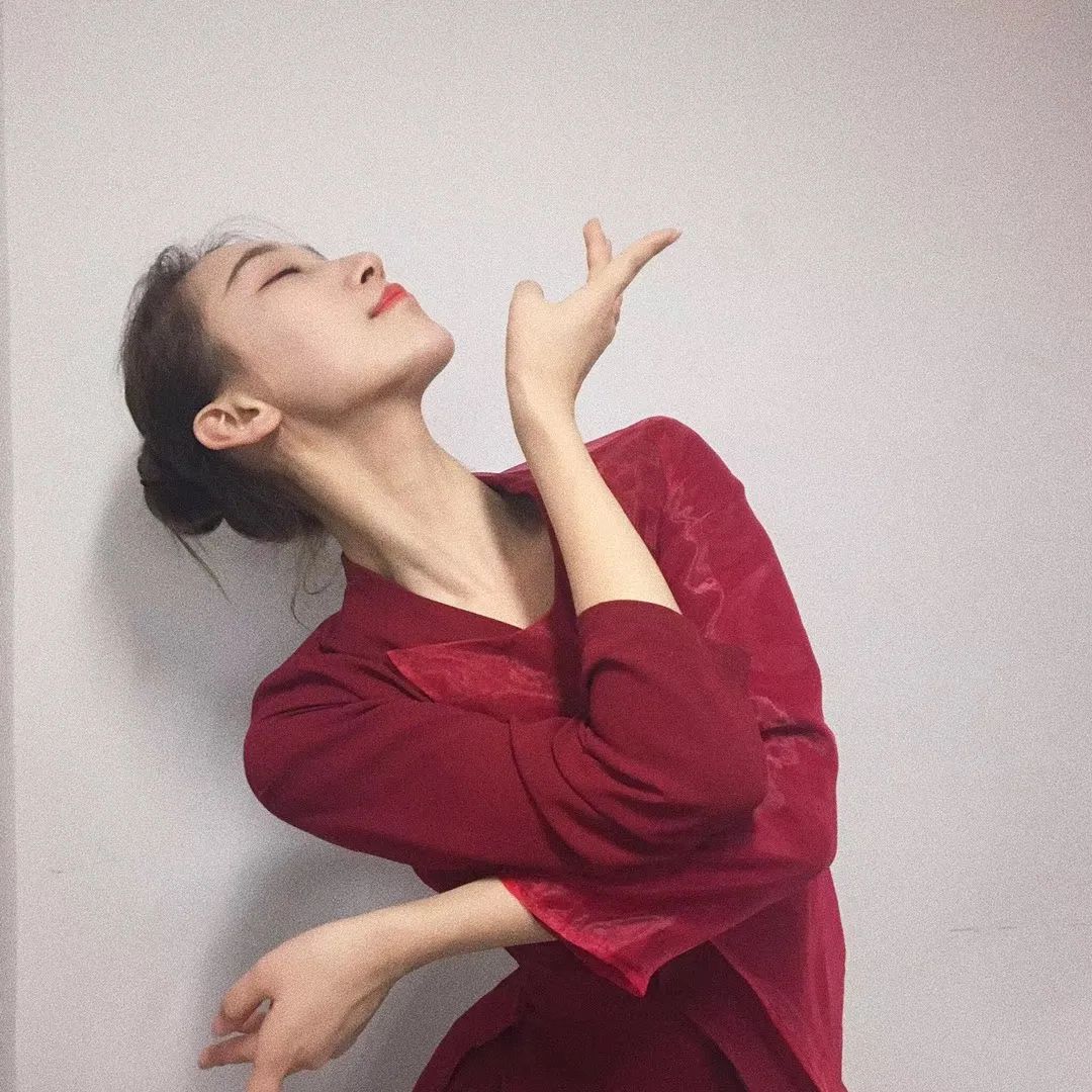 不仅在跳跳舞蹈国风舞教学部分颇受好评,更是在网络社交平台上拥有