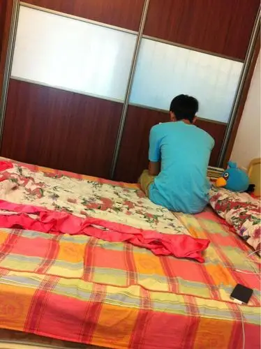 诱人的背影啦啦啦. 猪老公在看小天才读物.哈哈. <比较晚了先睡觉.