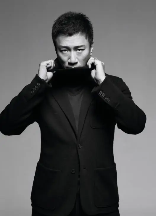 原创孙红雷被拍成五五分近照身材圆润胖了许多风格打扮与以往不同