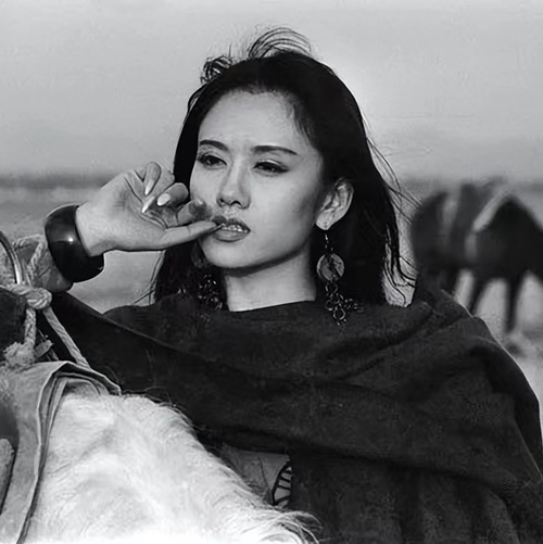 舞蹈家杨丽萍年轻时候的照片 与.