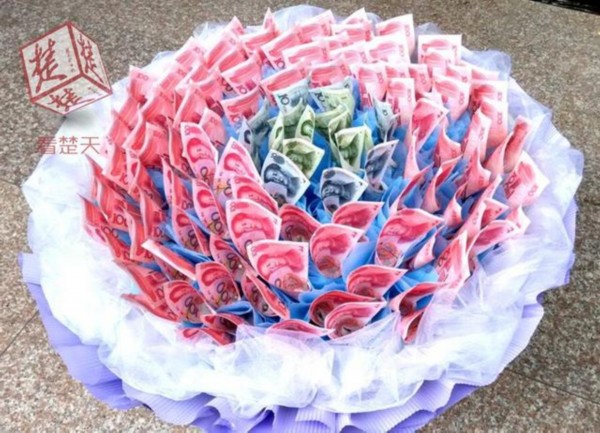 土豪七夕男子送999999元钞票花束给恋人图