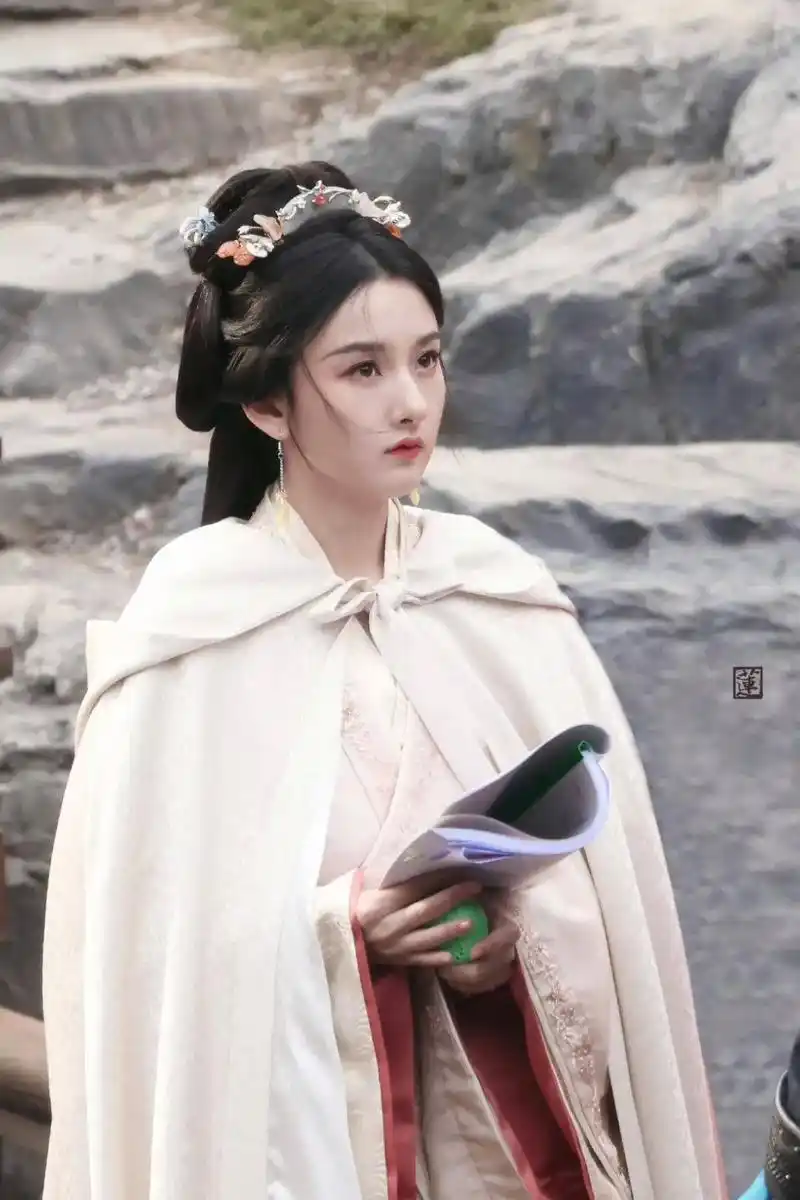 更喜欢看一些路透#古风 #古装 #古装美人 #古力娜扎 #杨 - 抖音