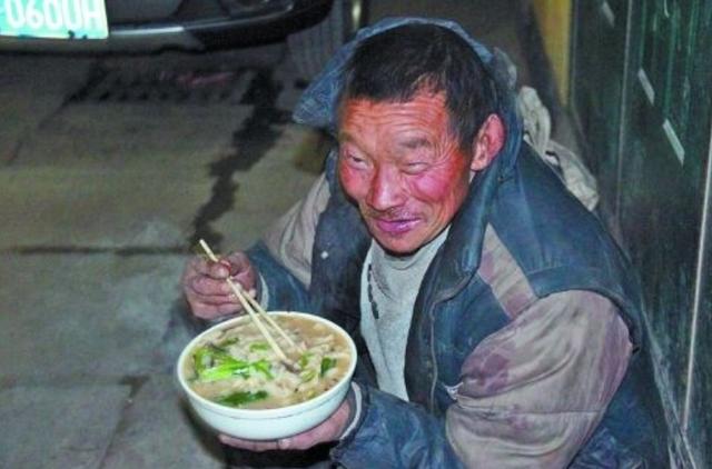 在过了一会儿,一位小女孩在乞丐身边路过,当时女孩看到乞丐特别的可怜