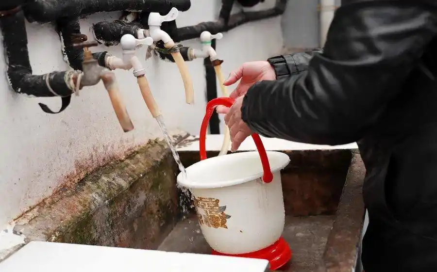 在许多老城厢"手拎马桶"还是现在进行时.