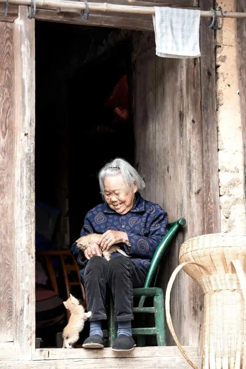 《老屋老人》周未拍摄老屋屋檐下一位92岁老奶奶慈祥的笑容让人 - 抖