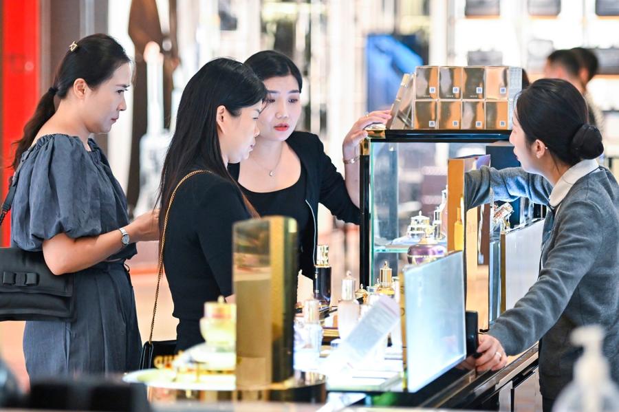 顾客在cdf海口日月广场免税店选购化妆品.(图片由cnsphoto提供)