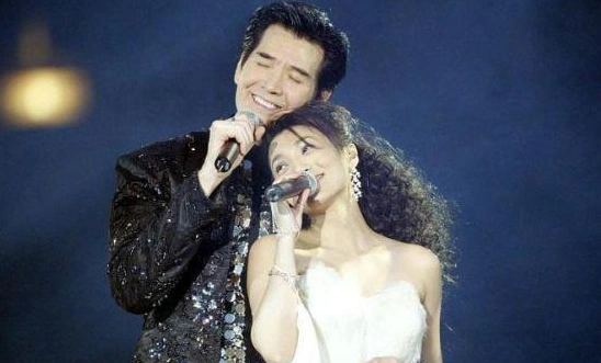 朱桦比费翔小8岁,两人除了演出,还经常一起吃饭约会,看起来完全是情侣