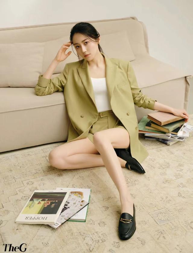 杨幂旗下艺人黄梦莹,女人味很不错,穿黑色深v装,低胸装秀身材