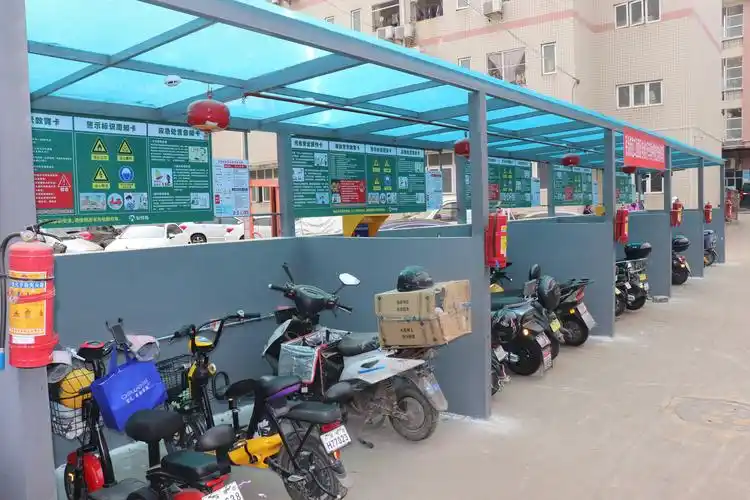 仁兴机械园区电动自行车集中停放充电停车棚.