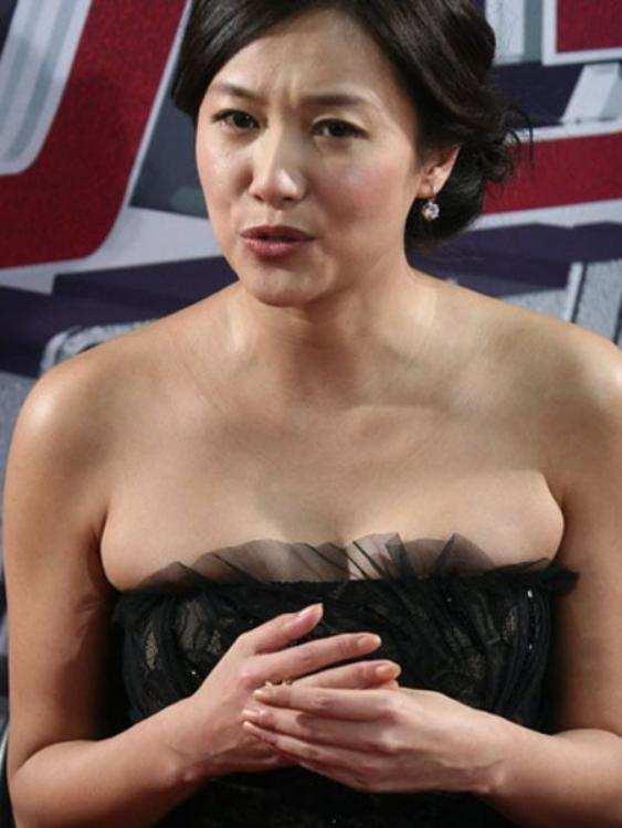 原创47岁徐静蕾发福明显自信穿抹胸裙却勒出赘肉气质都变了好多