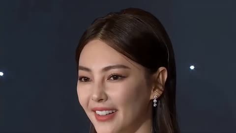 张雨绮冯绍峰在安徽参加电影开机素颜出镜,网友:长得很普通