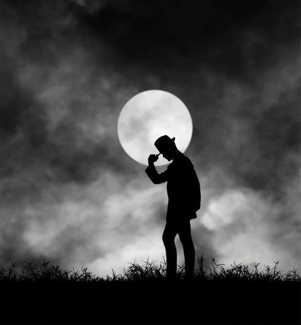 求一张图片或一类的照片要去是黑夜一轮明月和一个人的背影组成,没有
