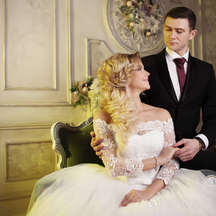 从后面的新郎抱新娘.婚纱礼服