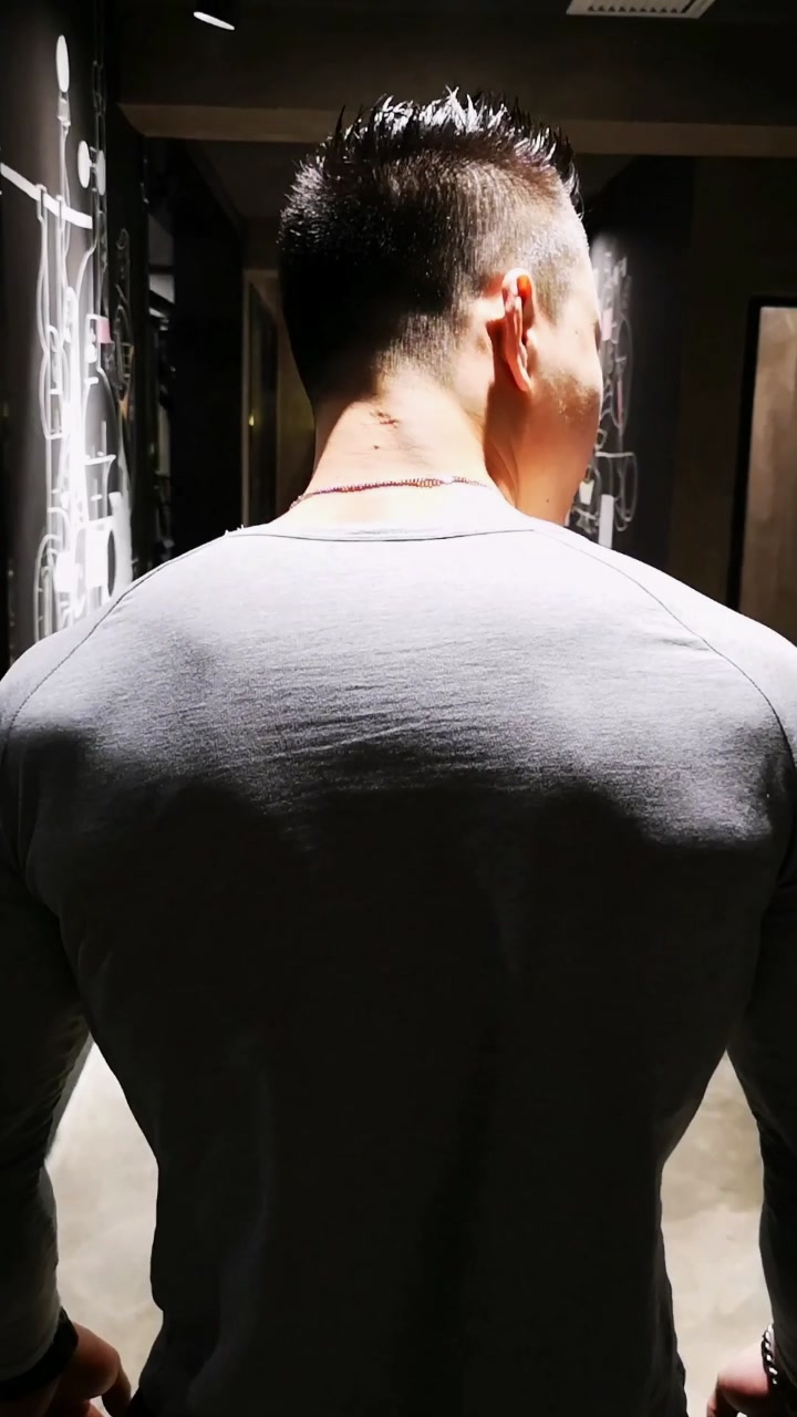 背影杀 来自爱健身的小中哥 - 微博