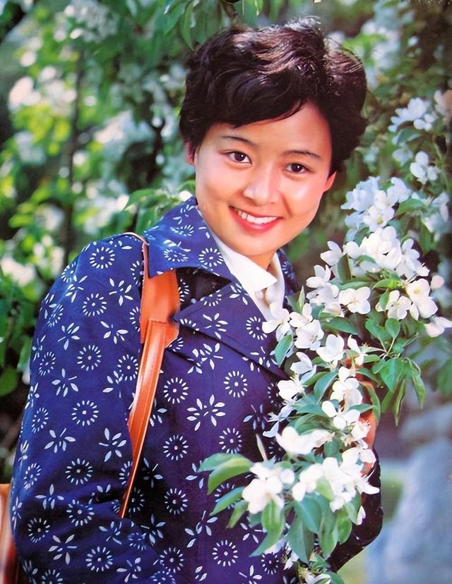 80年代,张瑜成为了一位备受瞩目的一线女星,凭借电影《庐山恋》走红