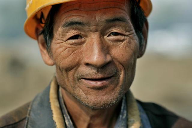 放下锄头抄起斧头