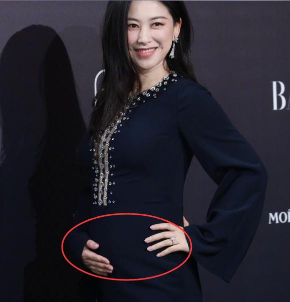 真是奉子成婚朱珠出席活动多次抚摸肚子小腹隆起孕味十足