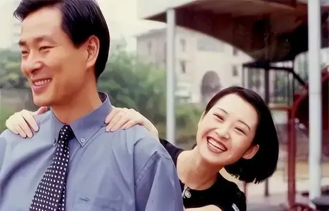 曾演最美小三,富商前男友背债40亿,55岁不婚不育的许晴,怎样了_冯小刚