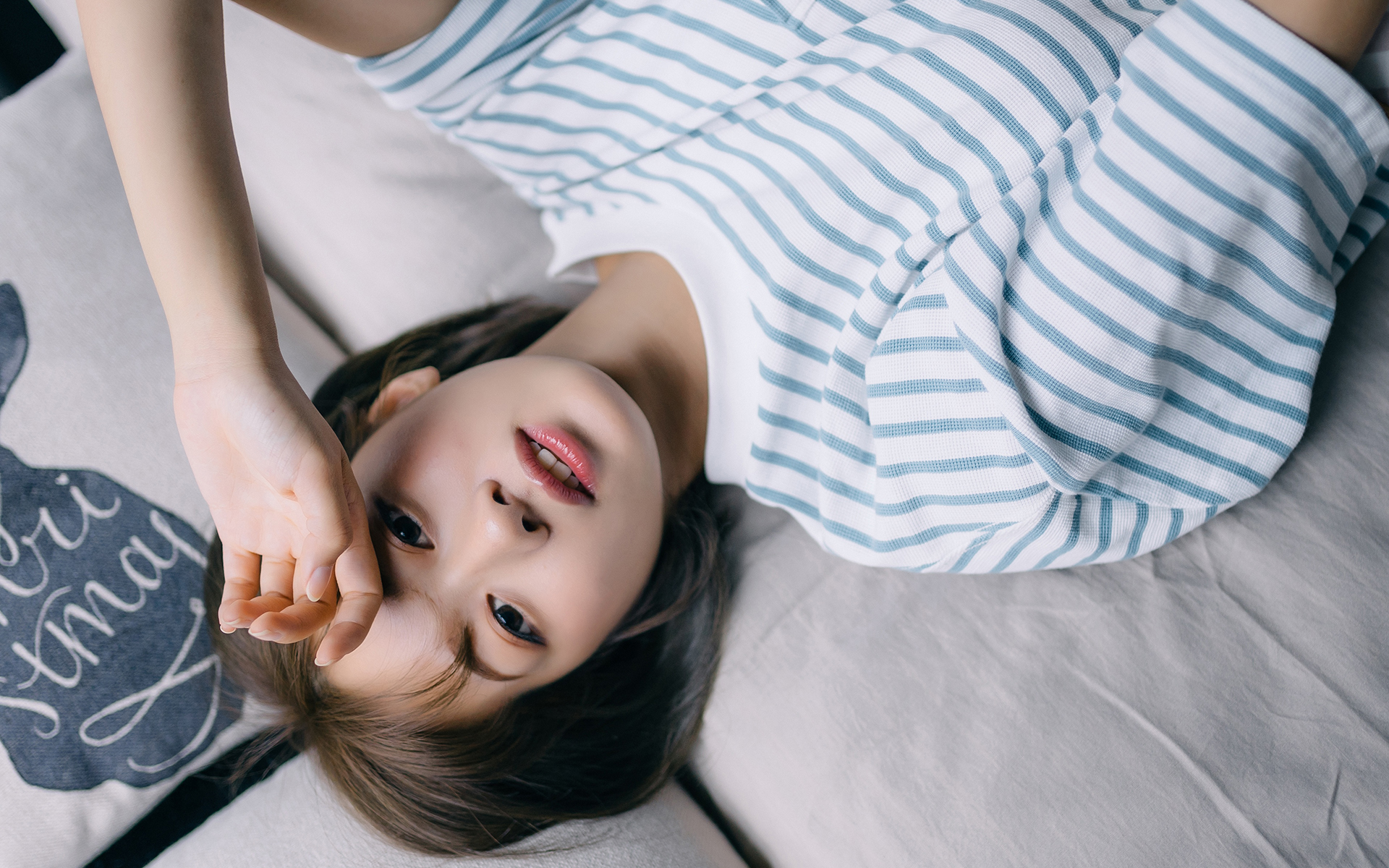 短发美女清新写真桌面壁纸高清大图预览1920x1080_美女壁纸下载_美桌