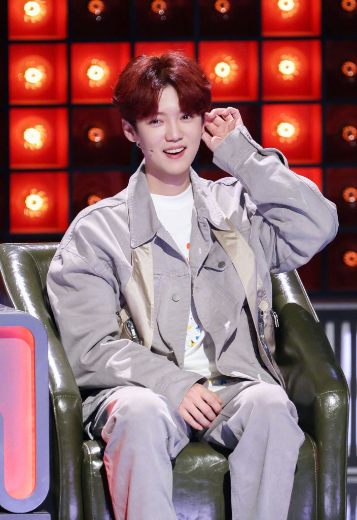 鹿晗出席《脱口秀大会》第五季冠军夜 担任领笑员高颜值出众_凤凰网