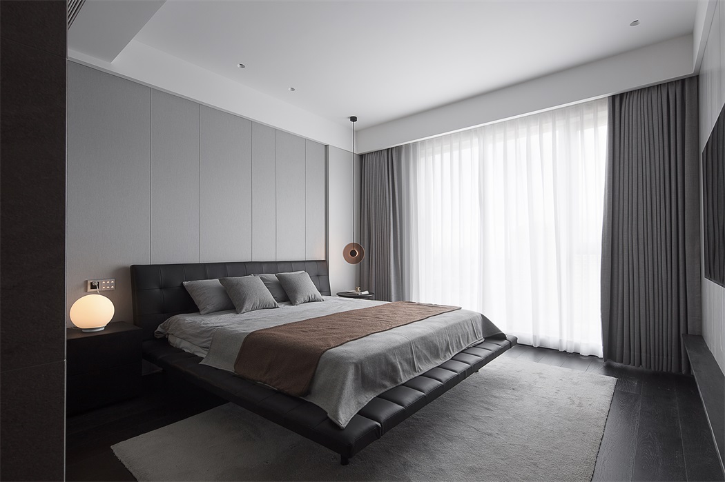主卧设计端庄优雅,灰色背景墙搭配黑色皮质床头,目光所及皆为质感.