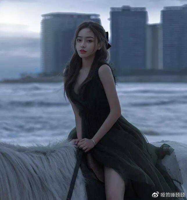 芮甜甜发布尺度写真照片微博被网友举报封禁需写保证书才解封