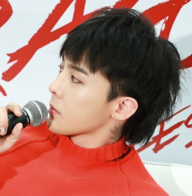 先别急着嫌弃,其实这款前面是短发,在耳朵后面留长一点点的"长短发"