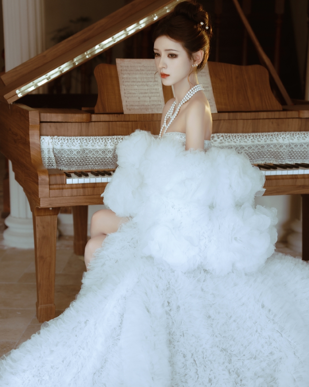 张予曦一袭白色礼服仙气飘飘,整体造型美轮美奂,妆容精美,优雅迷人.