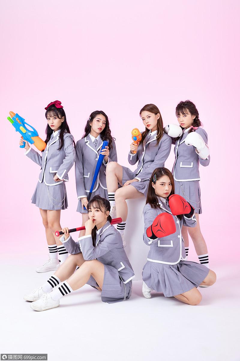 青春女团搞怪造型