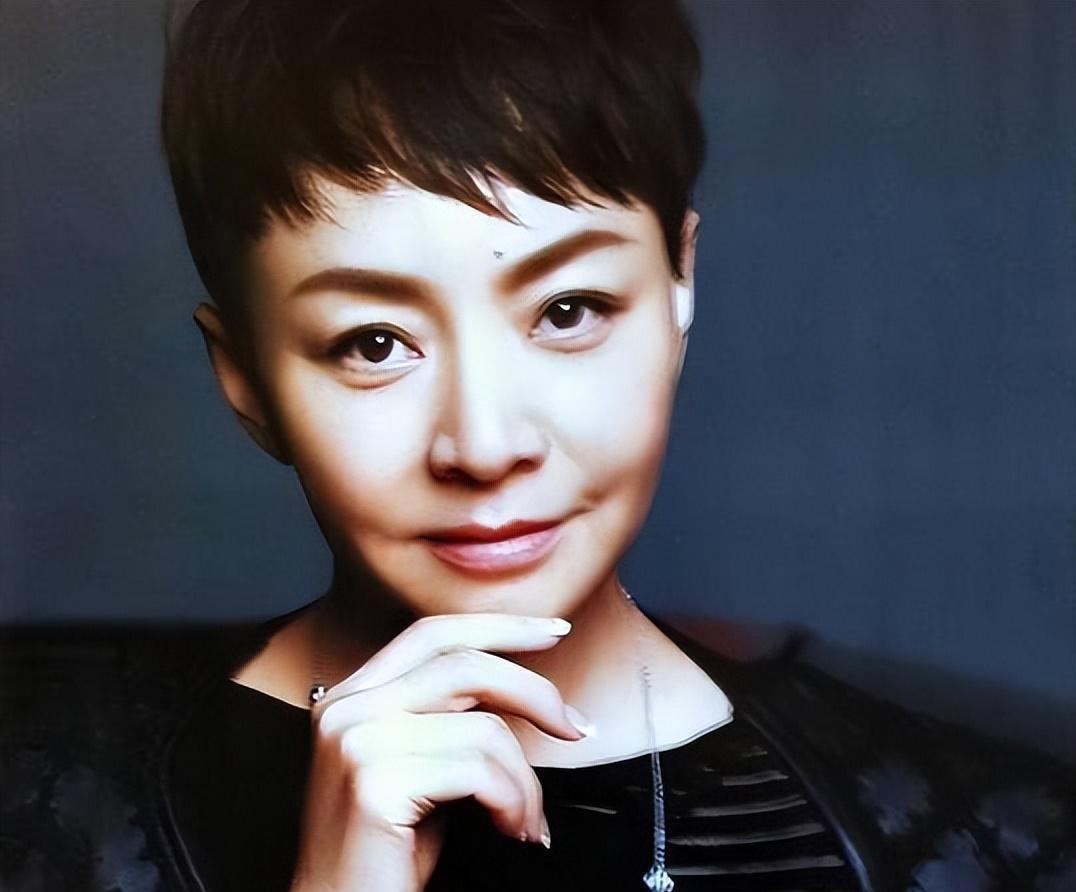 宋丹丹:生活态度积极的演员 宋丹丹老师的着装简单大方,黑色棉袄包裹