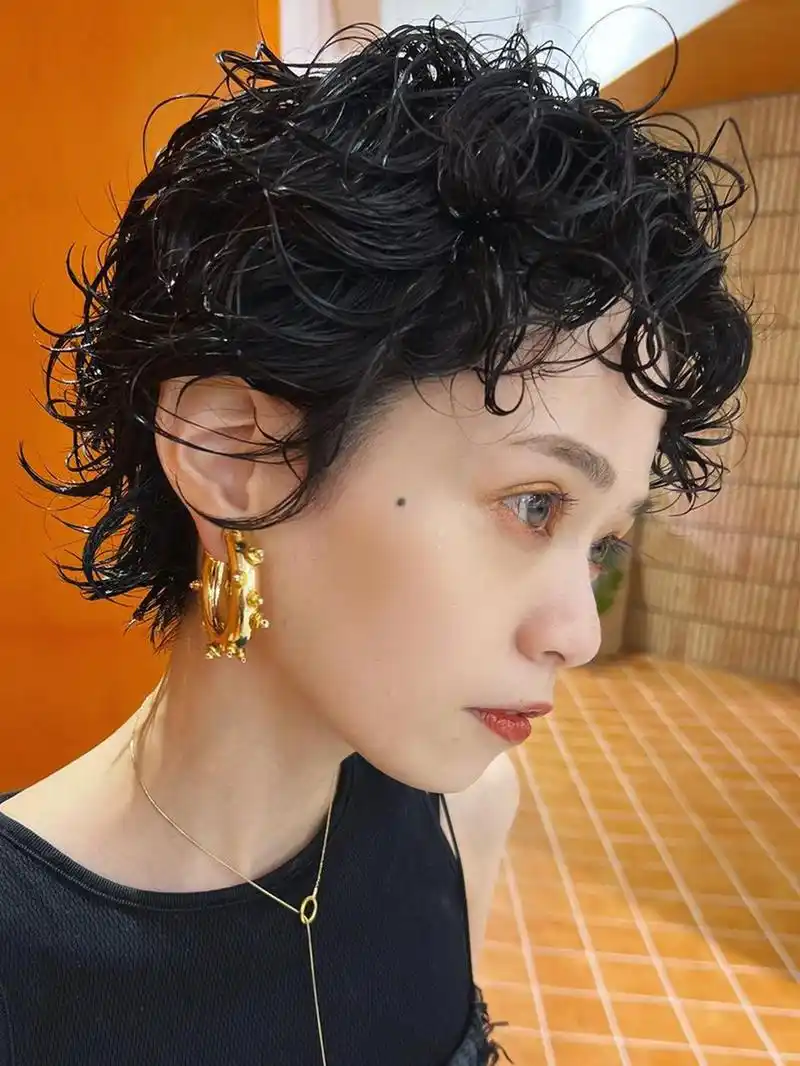 女士超短发烫发分享|酷感飒气卷短发 很多女生都想尝试超短发但是担心