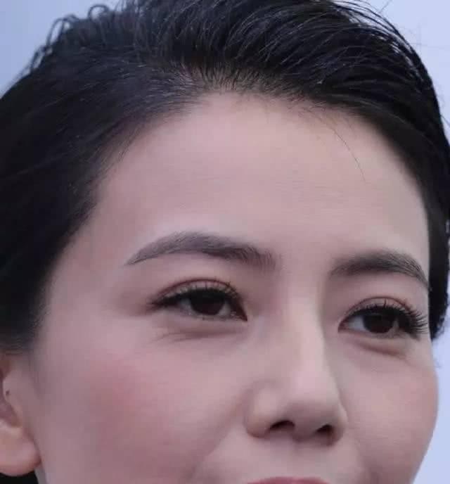 女神也抵挡不了迟暮!39岁高圆圆老了,身穿白裙被法令纹抢镜!