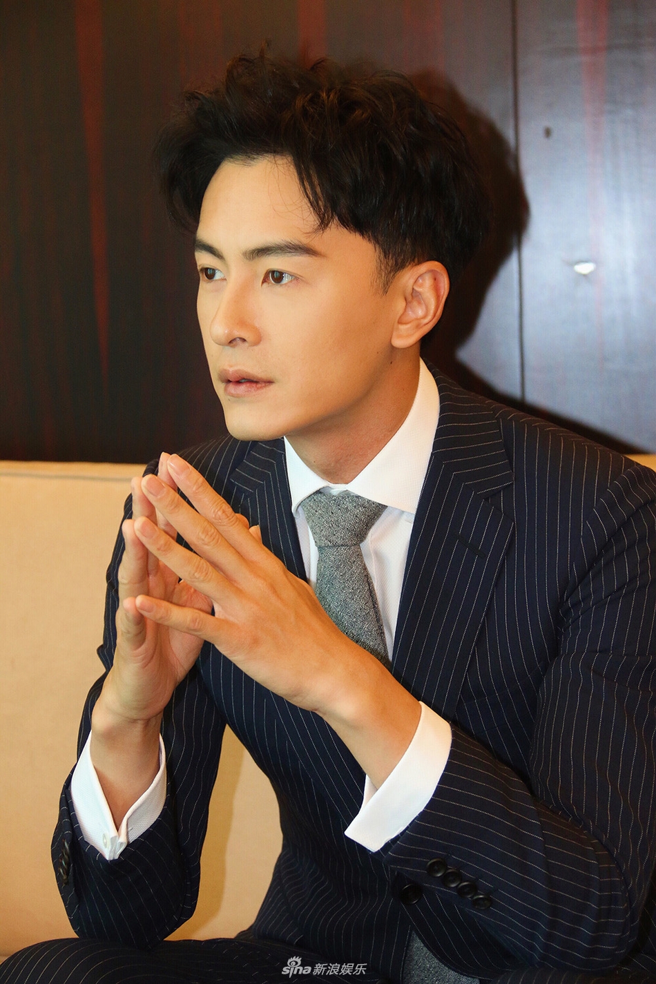 组图:王丽坤吊带白裙女神范 郑元畅西装帅气