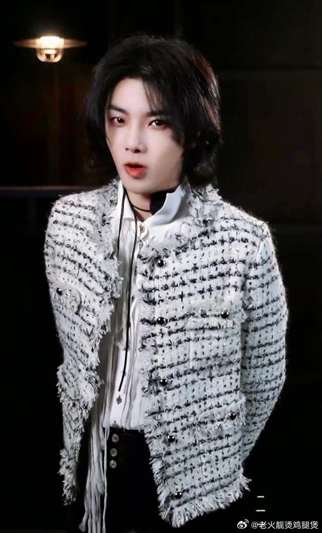 黑真发yyds飒飒留长发的样子,是我们飒妻妈最爱的样子#华晨宇王牌对