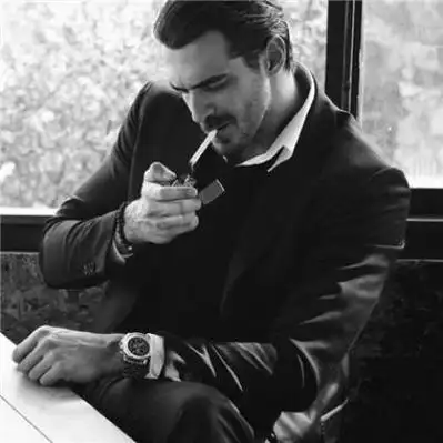 成熟沧桑大叔男人抽烟头像 黑白