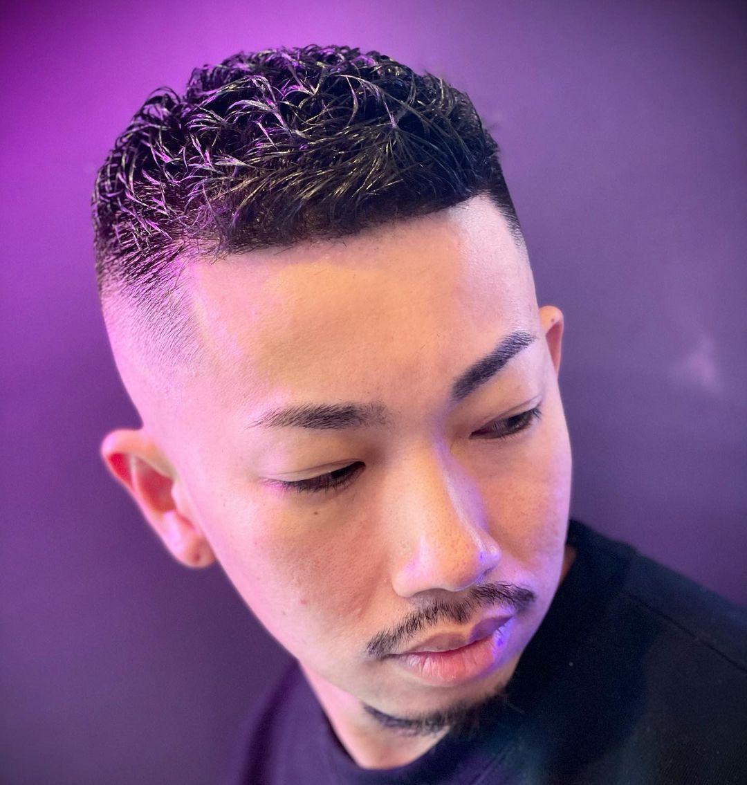 飞机头可以说是大多数型男都比较钟爱的发型,但是有的飞机头头顶头发