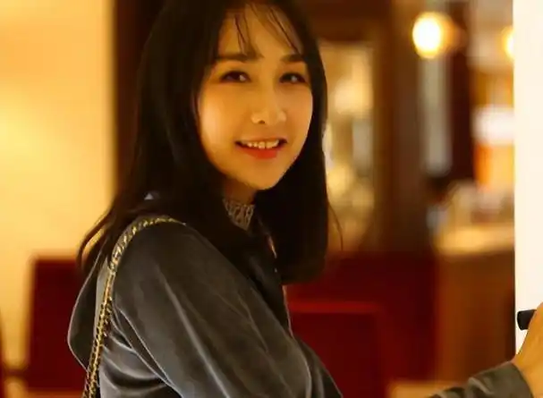 是这样一个女神级的人,却最终成为了雷佳音的妻子,虽然雷佳音初恋很早