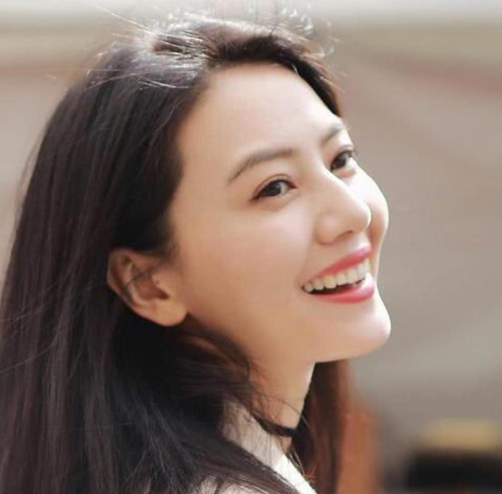 高圆圆美神降临,穿白裙戴皇冠,笑起来仪态万方是中国维纳斯吧