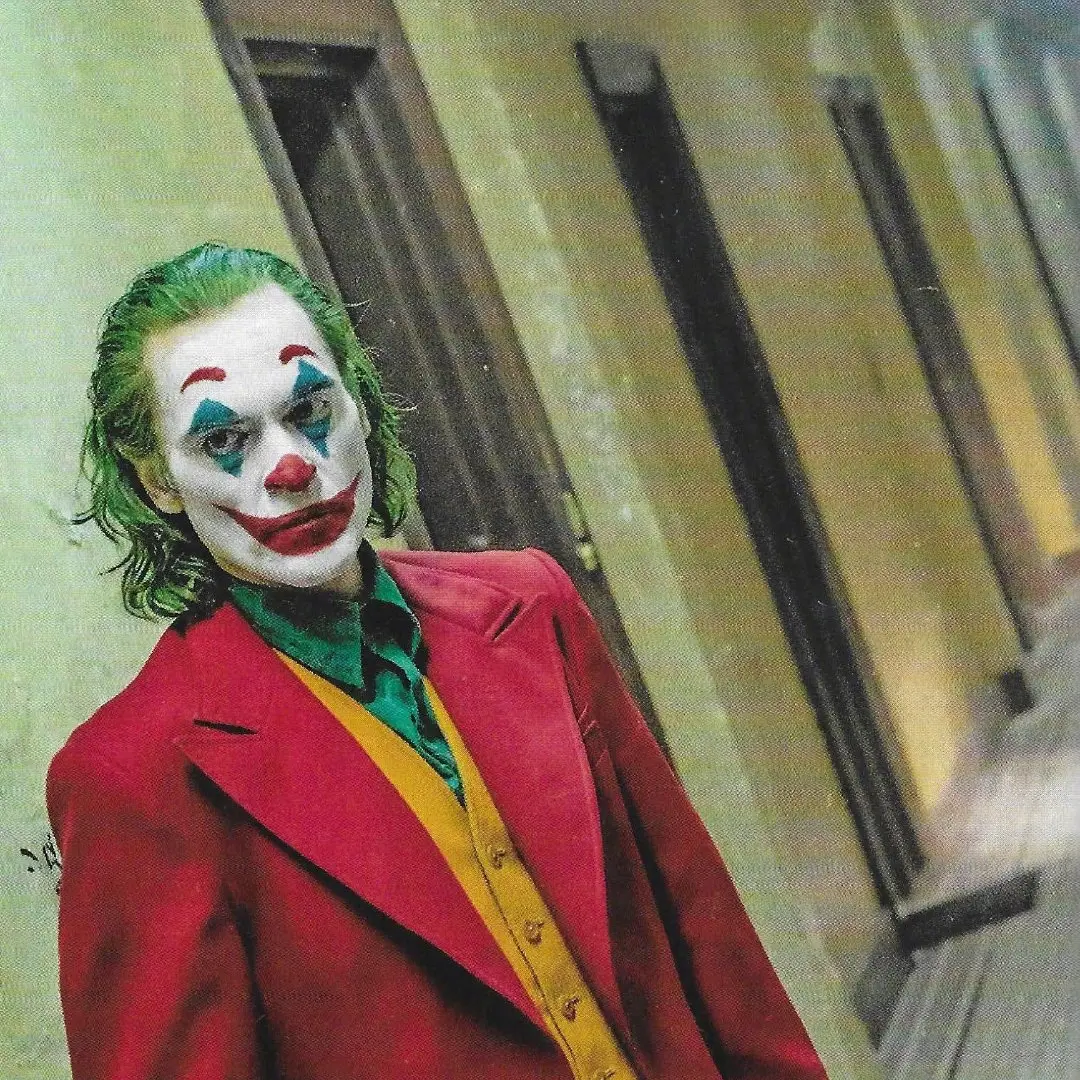 杰昆·菲尼克斯荧幕经典,口碑炸裂,小丑以一人之力引爆全城动乱_社会