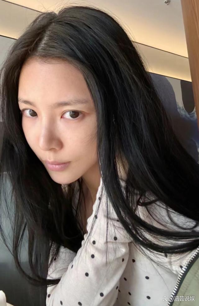 3月11日,杜淳娇妻王灿在个人社交平台分享了两张自拍美照,她还打趣