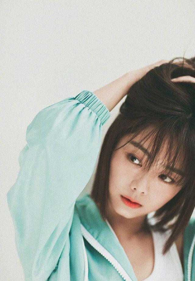 谭松韵波波头造型真减龄!