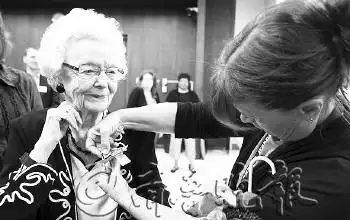 美99岁老妪盼来高中毕业证