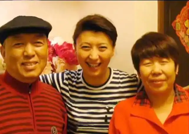 被评为演艺圈十大孝子的闫学晶,为何又亲手拔掉了父亲的氧气管?