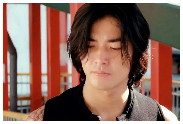 56岁郑伊健回港,与好友心不在焉,近照惊现憔悴,疑似素人形象?